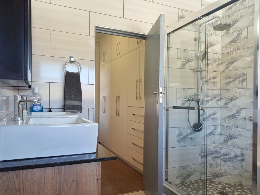 5 Bedroom Property for Sale in Fraaiuitsig Western Cape
